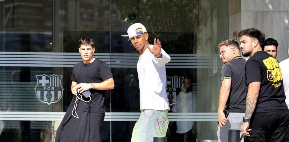 世体：亚马尔结束假期即将归队，巴萨下周为他举办续约仪式