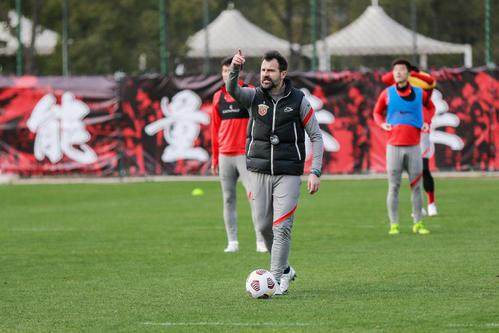 海星直播-教学赛战罢不到24小时火速开练 莱科初定海港框架